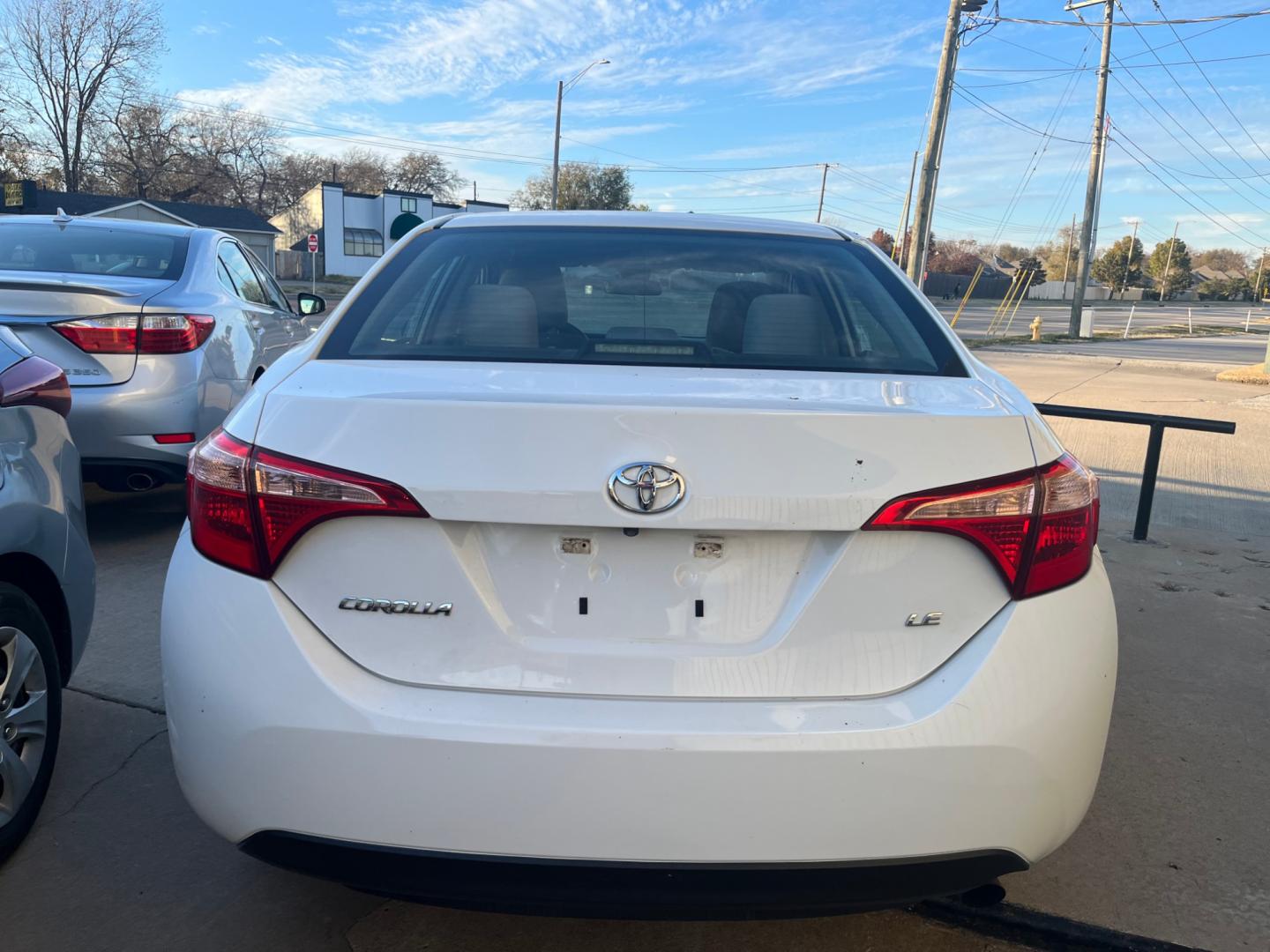 2018 WHITE TOYOTA COROLLA SE; LE; XLE; SE 6M (5YFBURHE6JP) with an 1.8L L4 DOHC 16V engine, 6M transmission, located at 8101 E. Skelly Dr., Tulsa, OK, 74129, (918) 592-3593, 36.121891, -95.888802 - Photo#12